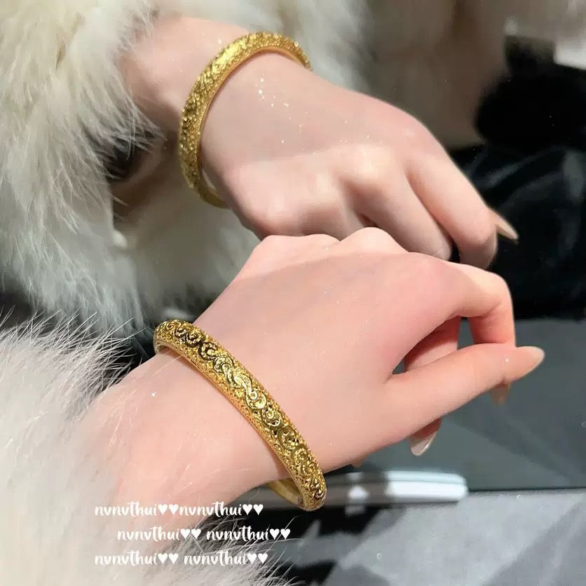 Textured and engraved gold daisy pearl bracelet with an antique feel, plated with 18K gold.