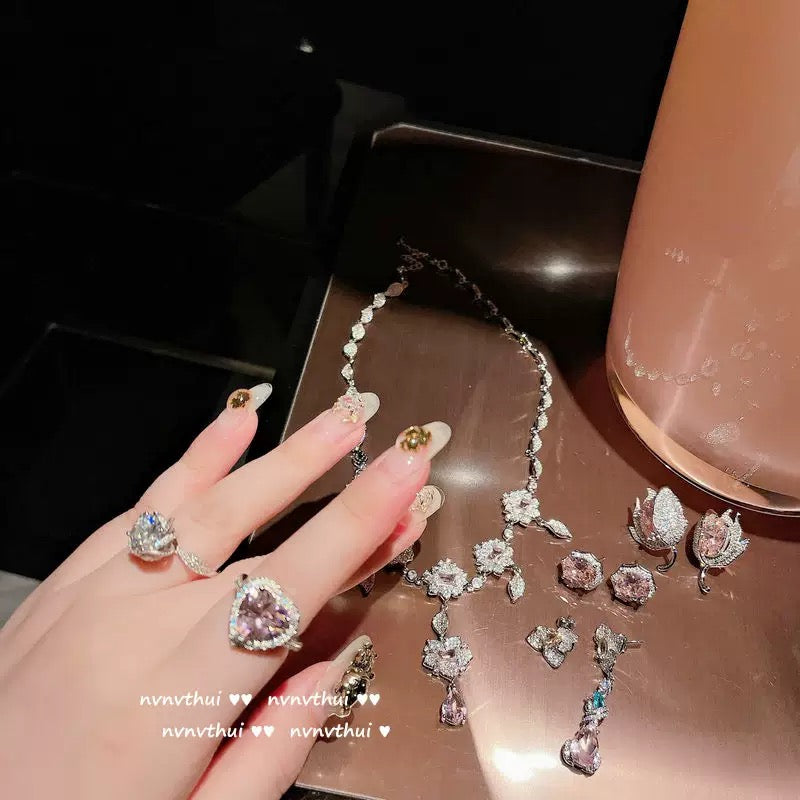 Crisp peach pink flower gemstone necklace, 18K gold-plated multi-faceted zircon leaf-shaped tassel full diamond jewelry choker.