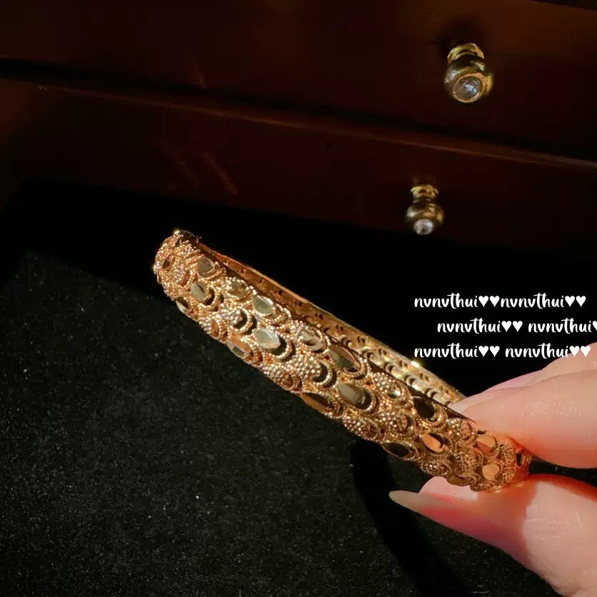 Textured and engraved gold daisy pearl bracelet with an antique feel, plated with 18K gold.