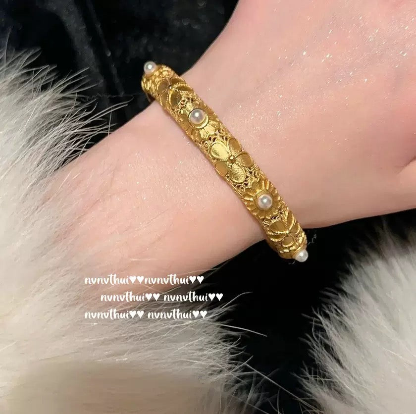 Textured and engraved gold daisy pearl bracelet with an antique feel, plated with 18K gold.