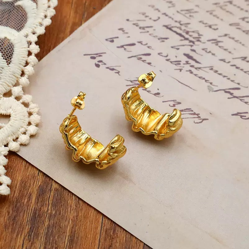 Titanium steel earrings for women, no color fading, versatile, with pleats.