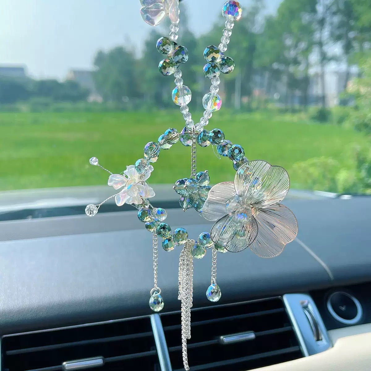 Crystal flower car hanging ornaments, rearview mirror flower pendants, car decorations, women's car ornaments, blooming all the way.