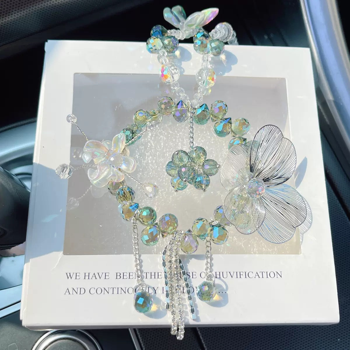 Crystal flower car hanging ornaments, rearview mirror flower pendants, car decorations, women's car ornaments, blooming all the way.