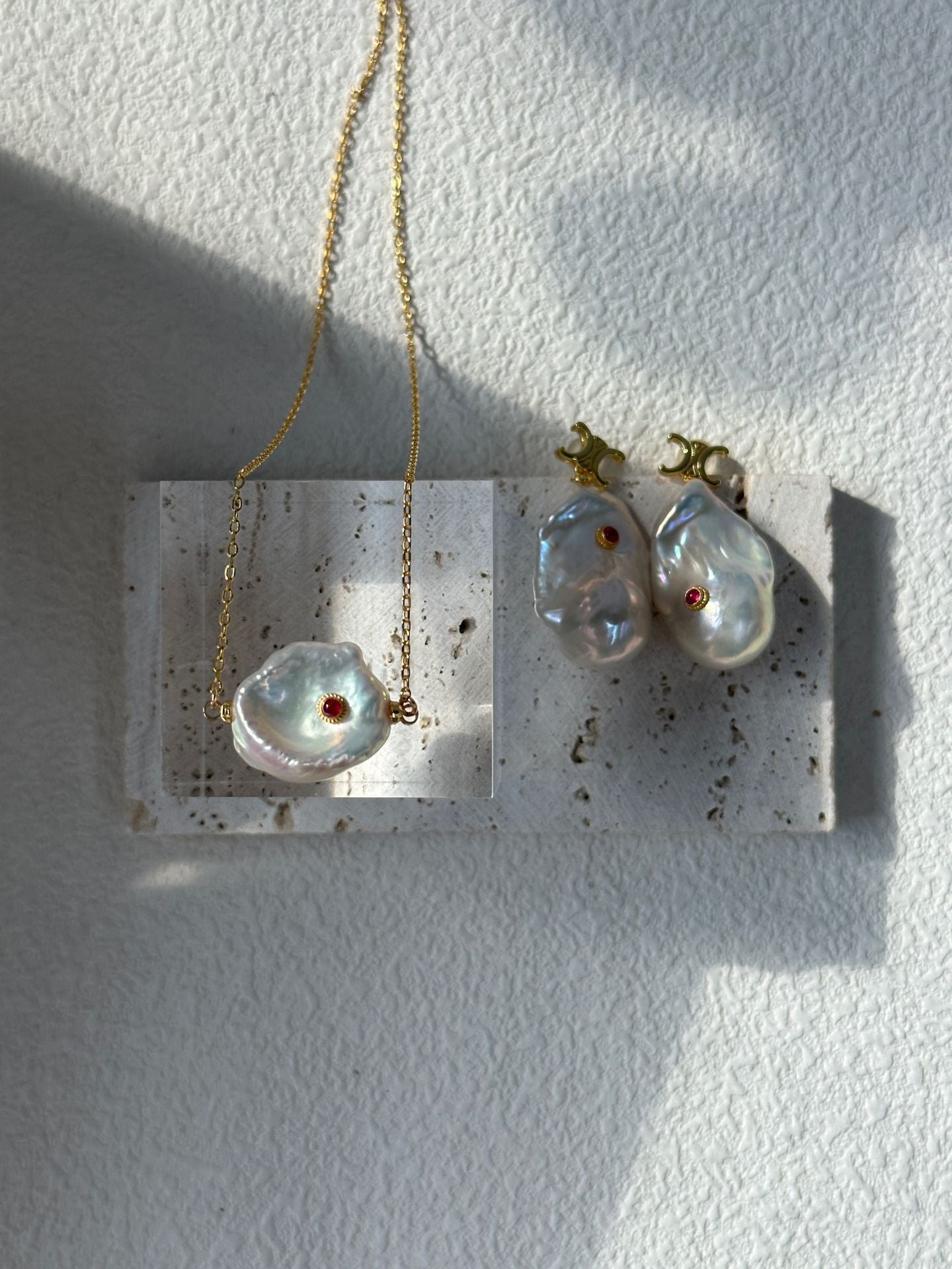 Natural freshwater pearl ruby inlaid with petals Baroque pearl necklace