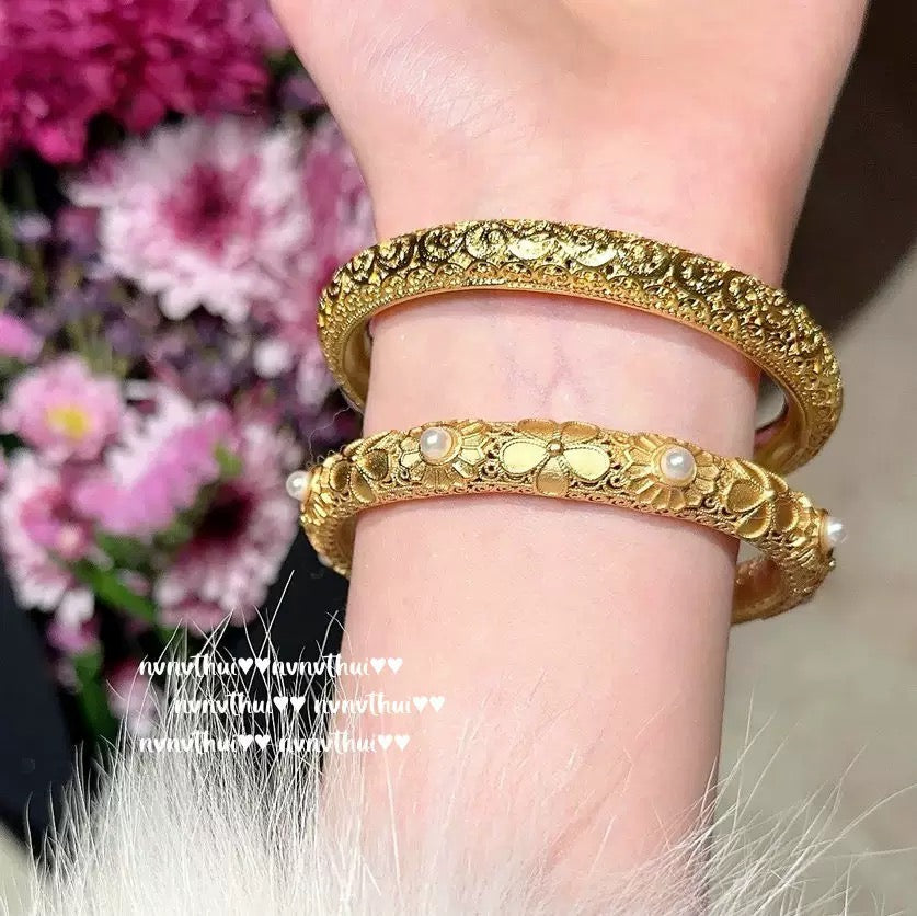 Textured and engraved gold daisy pearl bracelet with an antique feel, plated with 18K gold.