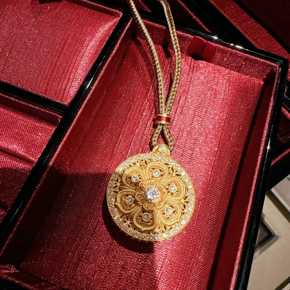 Ancient gold filigree carved rose window pendant necklace, new Chinese style wealthy woman hammer gourd compass necklace