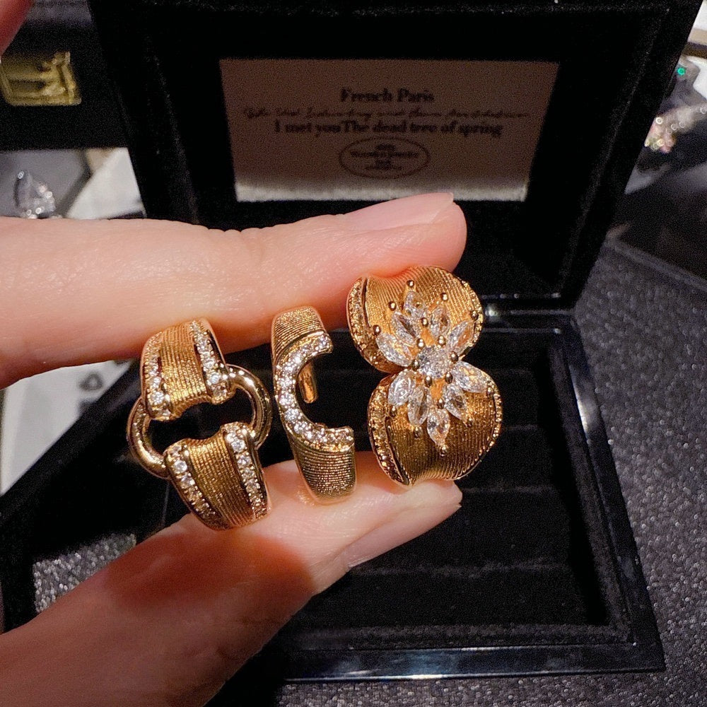 Italian vintage brushed and lotus flower gemstone ring Vintage plated 18K gold lock buckle zircon ring