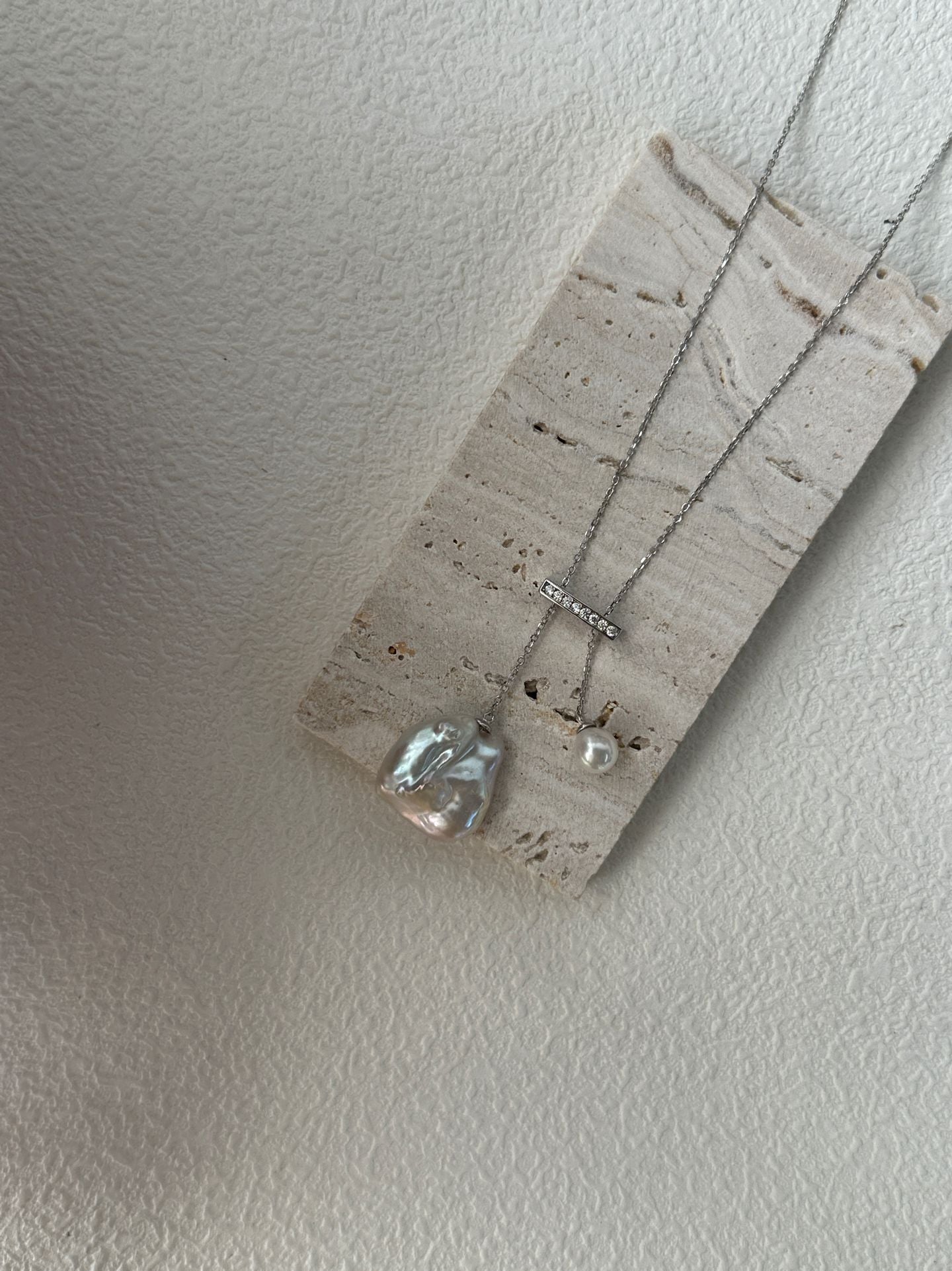 Balanced beam-shaped freshwater pearl necklace, Baroque pearl