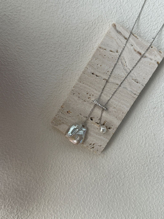 Balanced beam-shaped freshwater pearl necklace, Baroque pearl