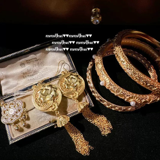 Textured and engraved gold daisy pearl bracelet with an antique feel, plated with 18K gold.