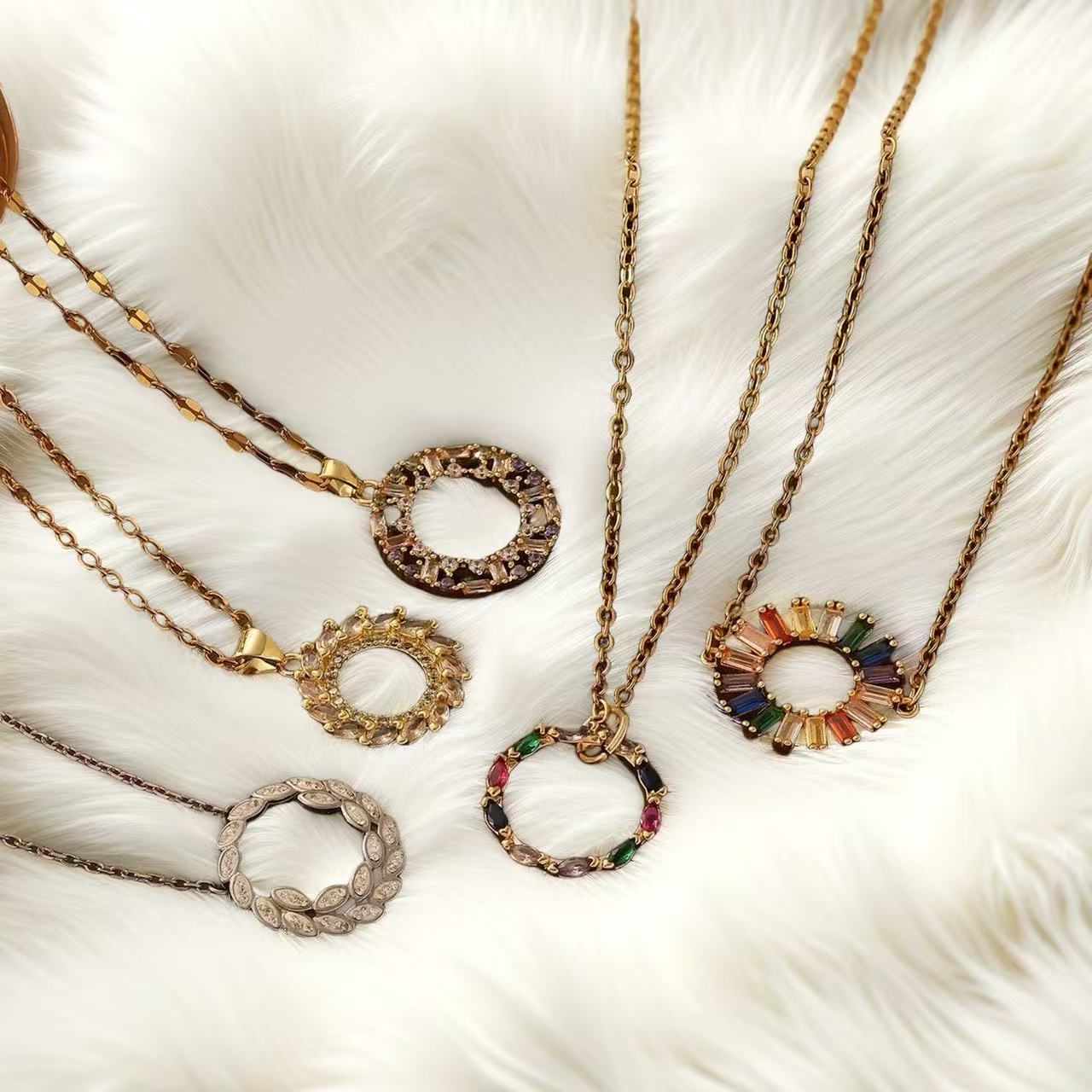 A luxurious and chic colored circle necklace with full diamonds, a versatile collar chain made of titanium steel