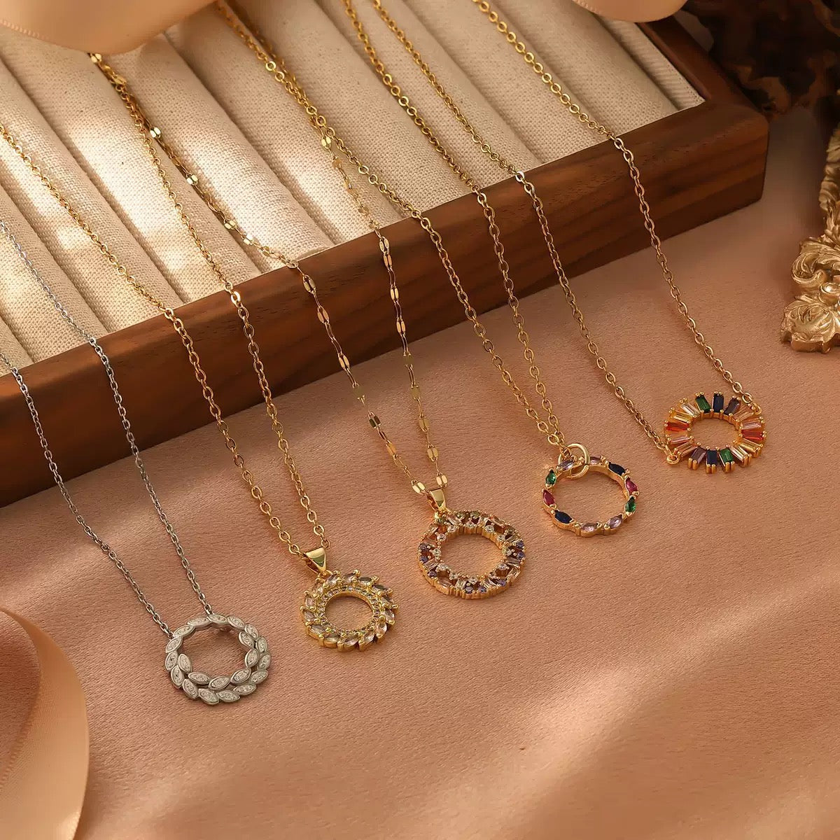 A luxurious and chic colored circle necklace with full diamonds, a versatile collar chain made of titanium steel