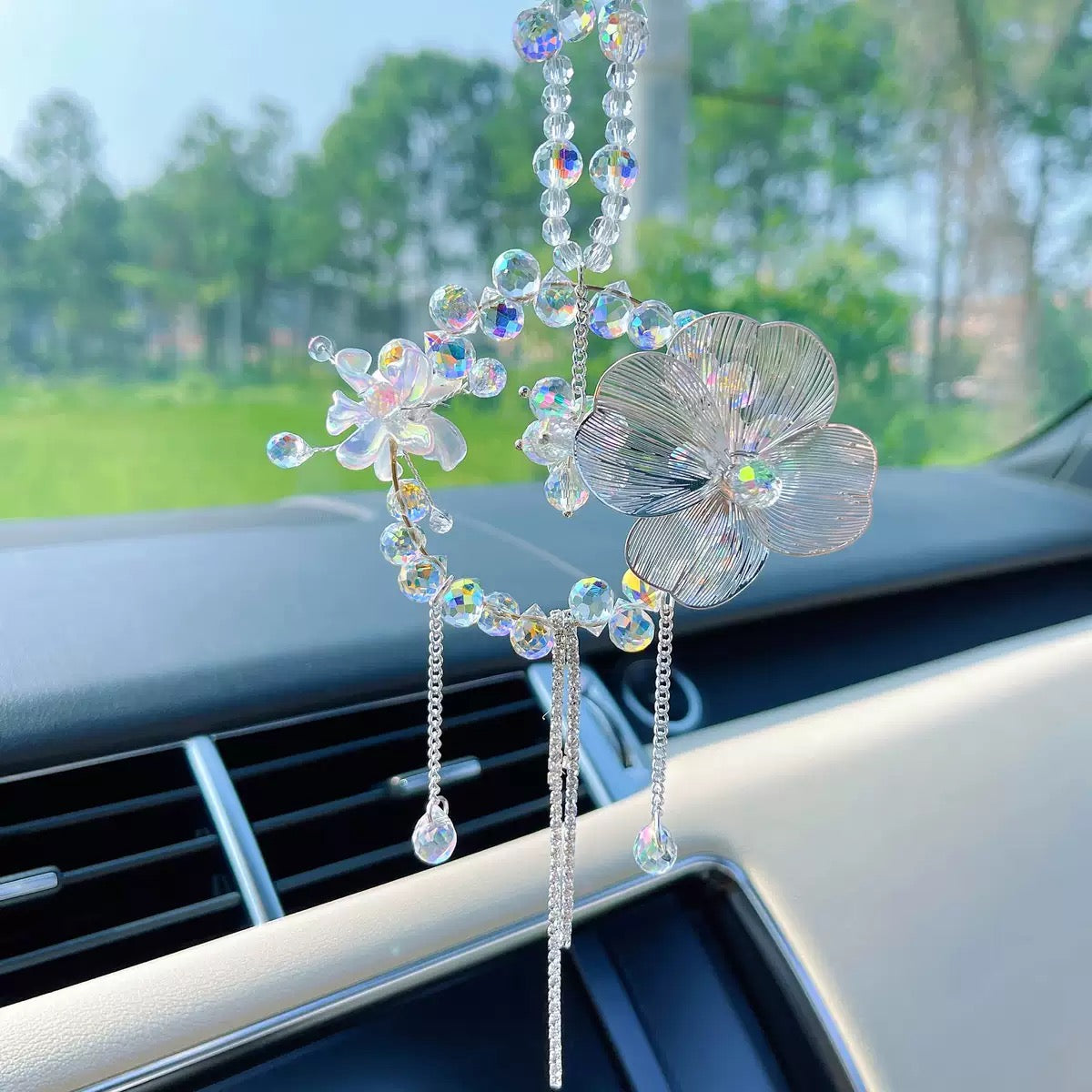Crystal flower car hanging ornaments, rearview mirror flower pendants, car decorations, women's car ornaments, blooming all the way.
