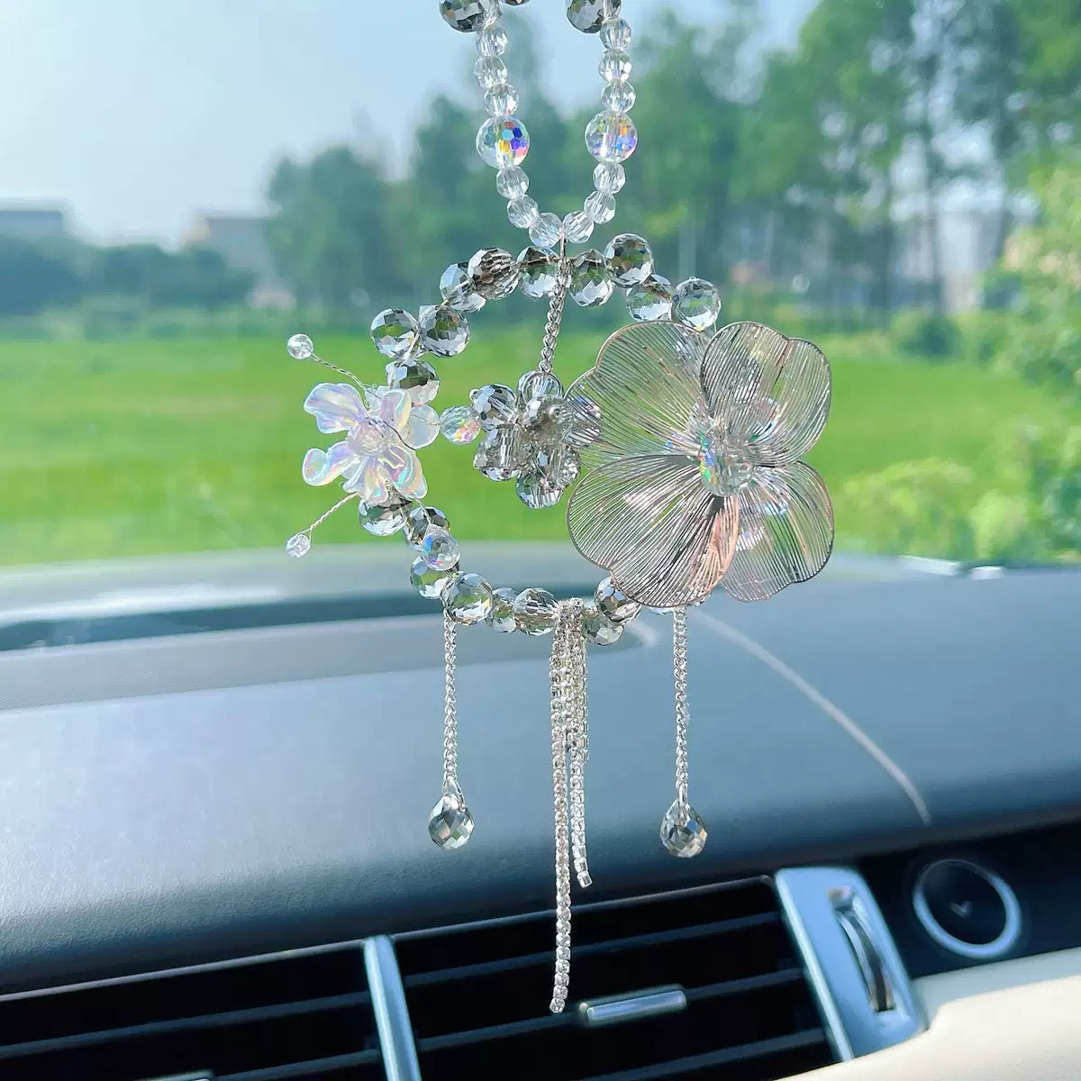 Crystal flower car hanging ornaments, rearview mirror flower pendants, car decorations, women's car ornaments, blooming all the way.