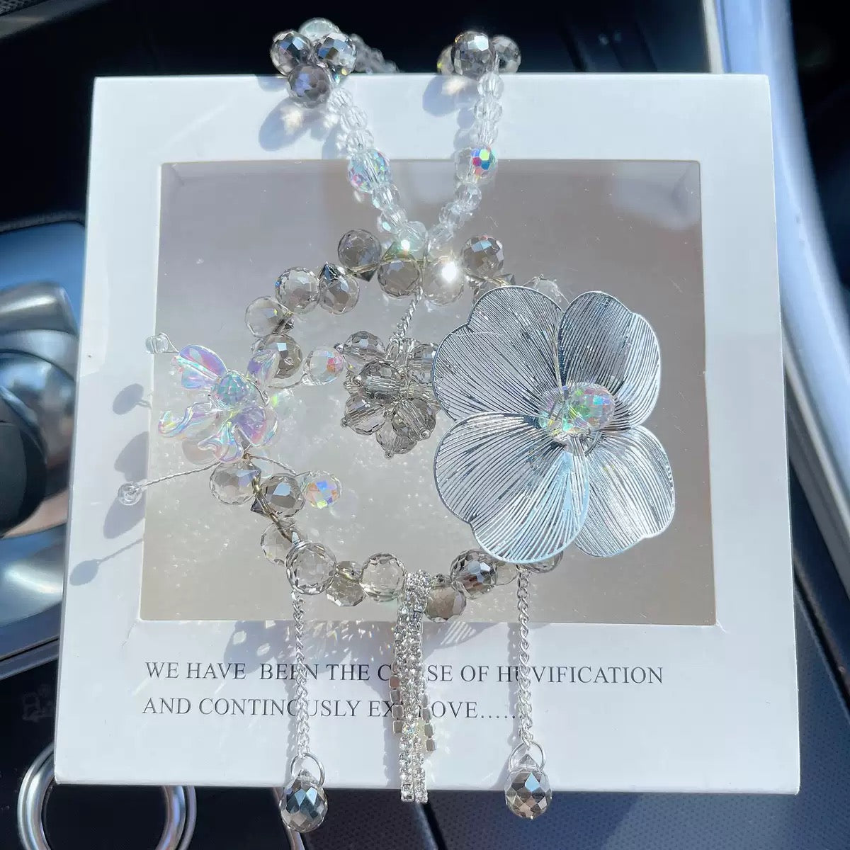 Crystal flower car hanging ornaments, rearview mirror flower pendants, car decorations, women's car ornaments, blooming all the way.