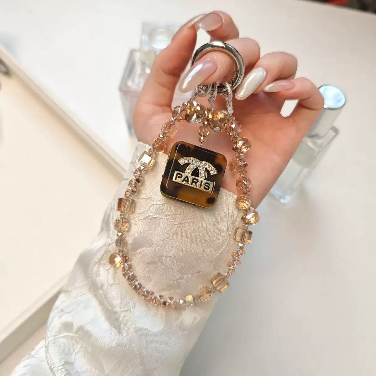 mobile phone chain, ins style, popular among internet celebrities, champagne color, high-end mobile phone lanyard, chain and pendant