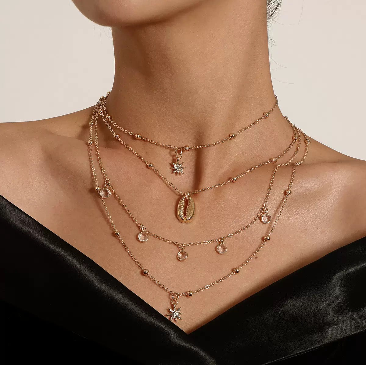 Ladies' full diamond six-pointed star pendant necklace, multi-layer hip-hop retro rhinestone and shell choker.