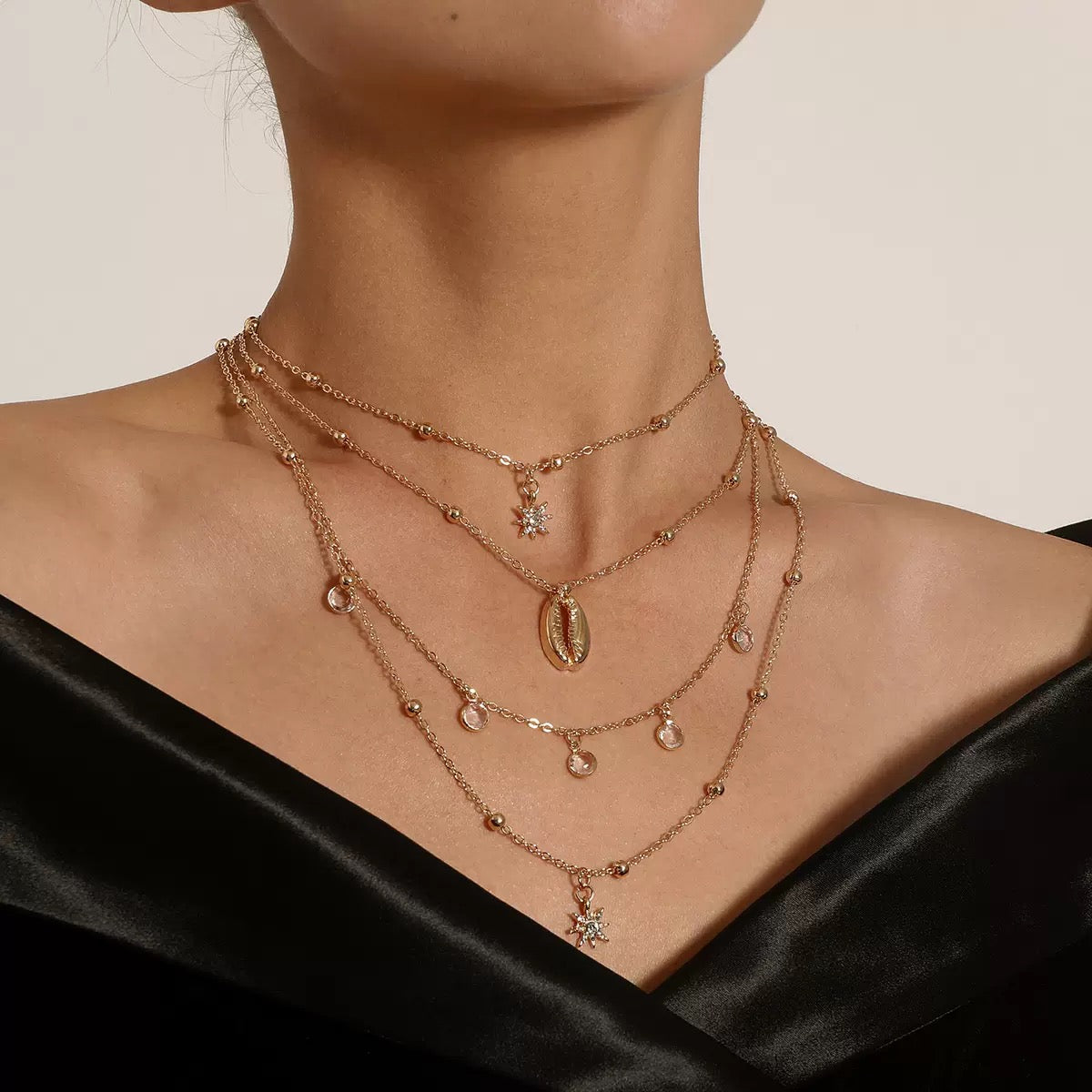 Ladies' full diamond six-pointed star pendant necklace, multi-layer hip-hop retro rhinestone and shell choker.