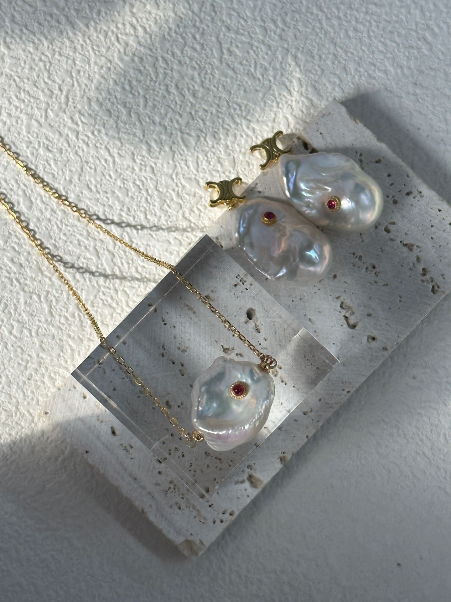 Natural freshwater pearl ruby inlaid with petals Baroque pearl necklace