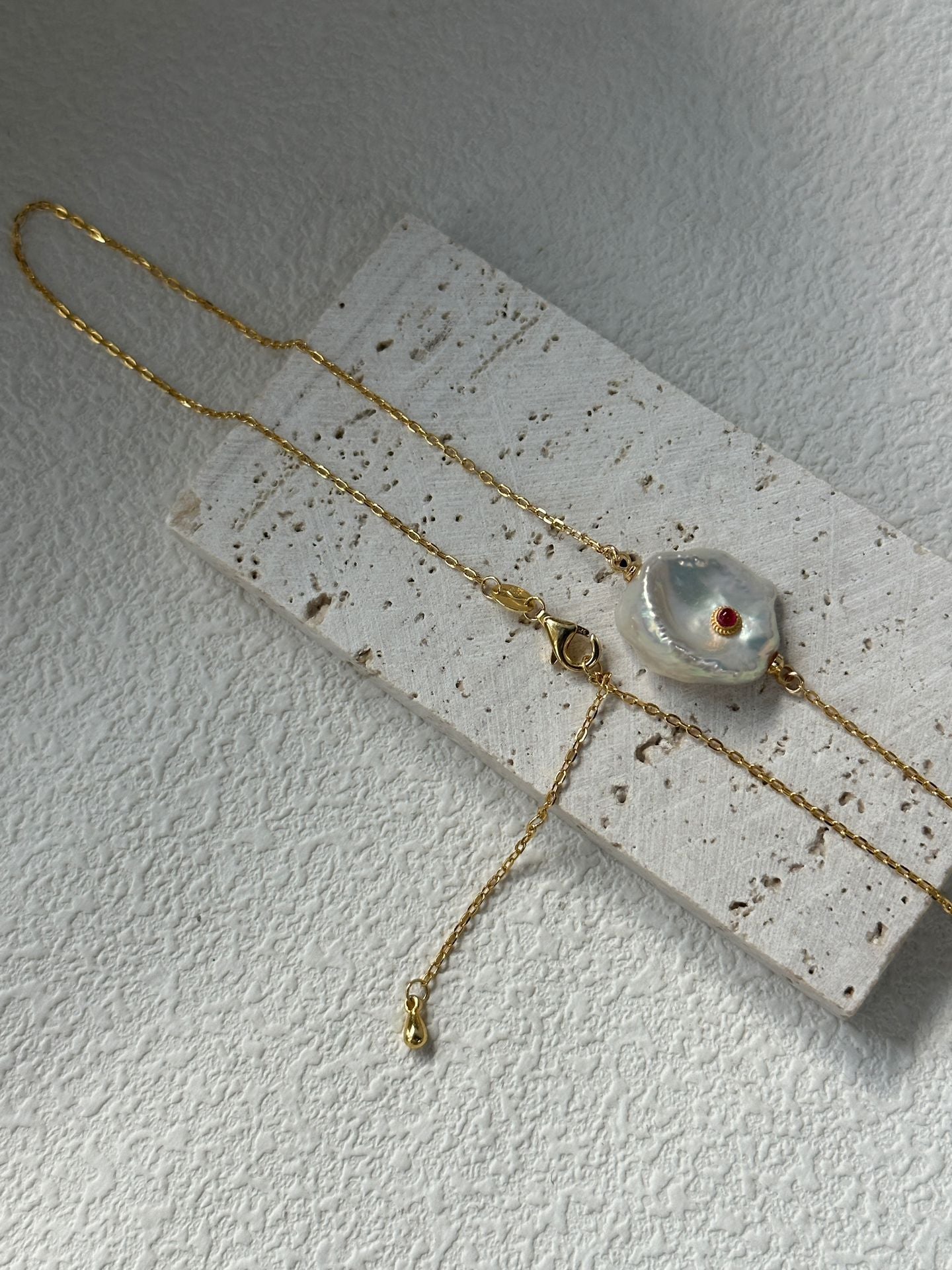 Natural freshwater pearl ruby inlaid with petals Baroque pearl necklace