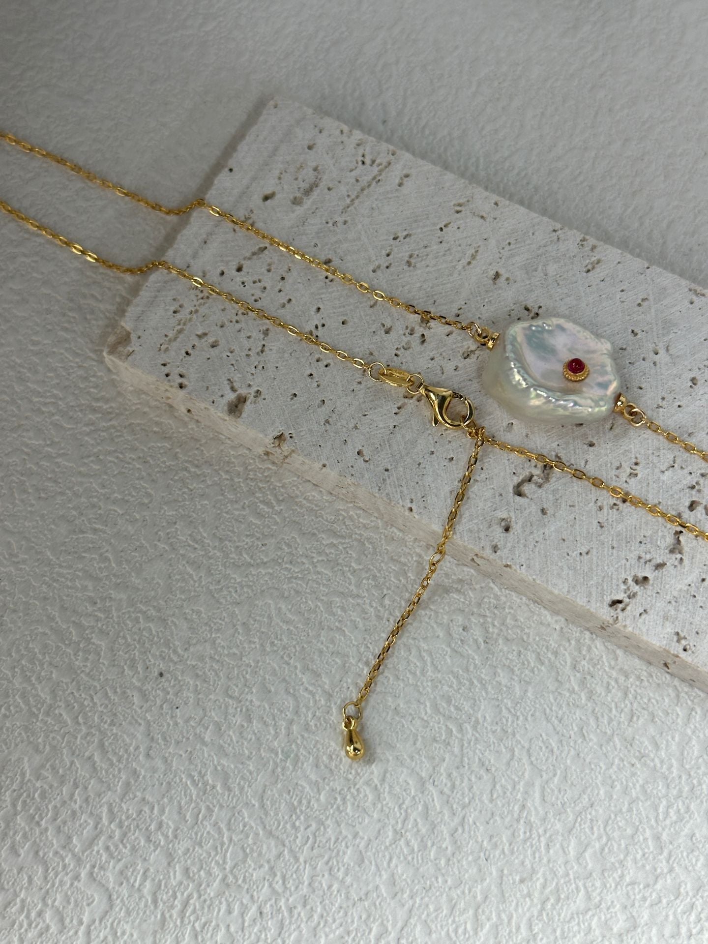 Natural freshwater pearl ruby inlaid with petals Baroque pearl necklace