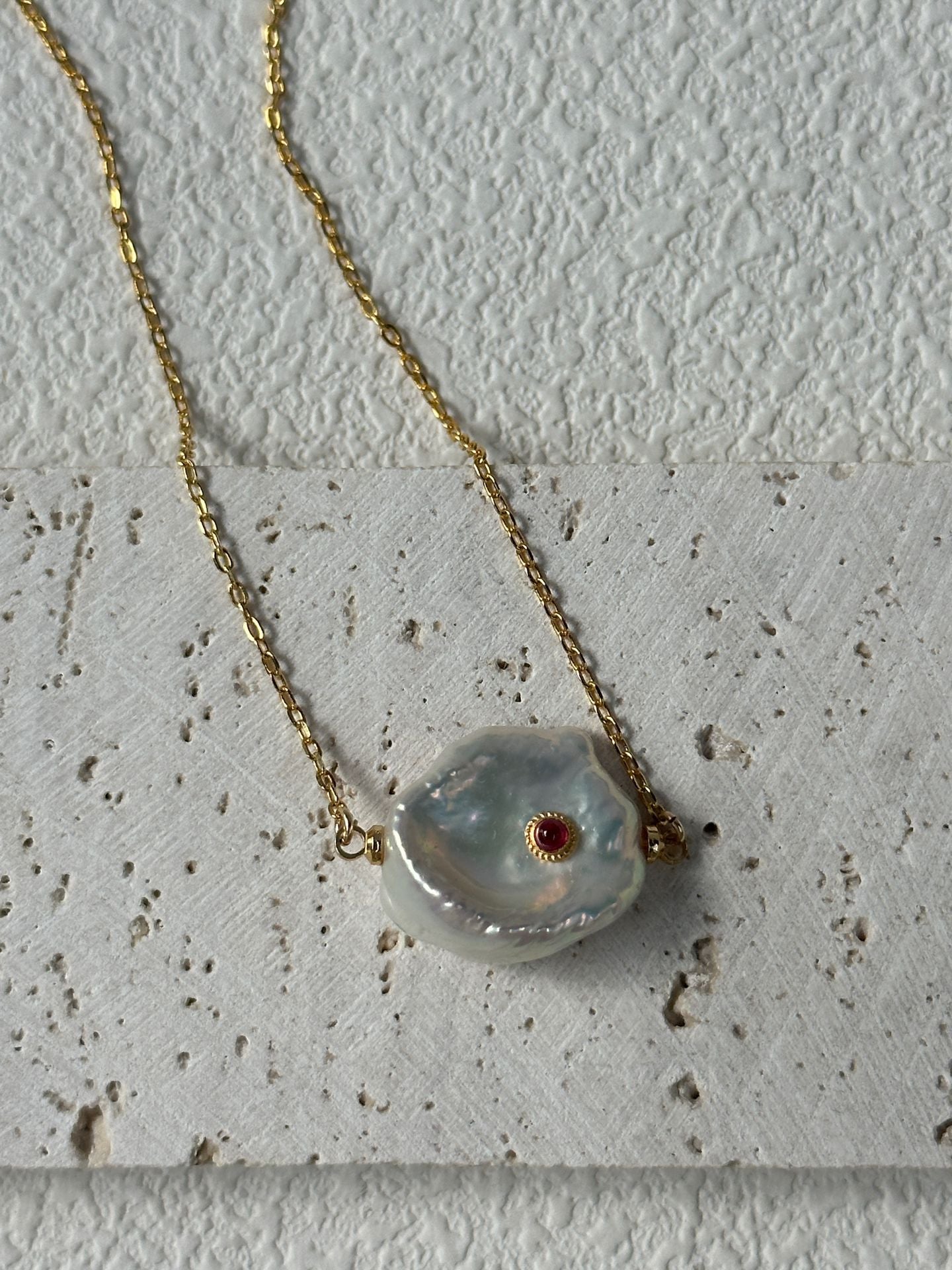 Natural freshwater pearl ruby inlaid with petals Baroque pearl necklace
