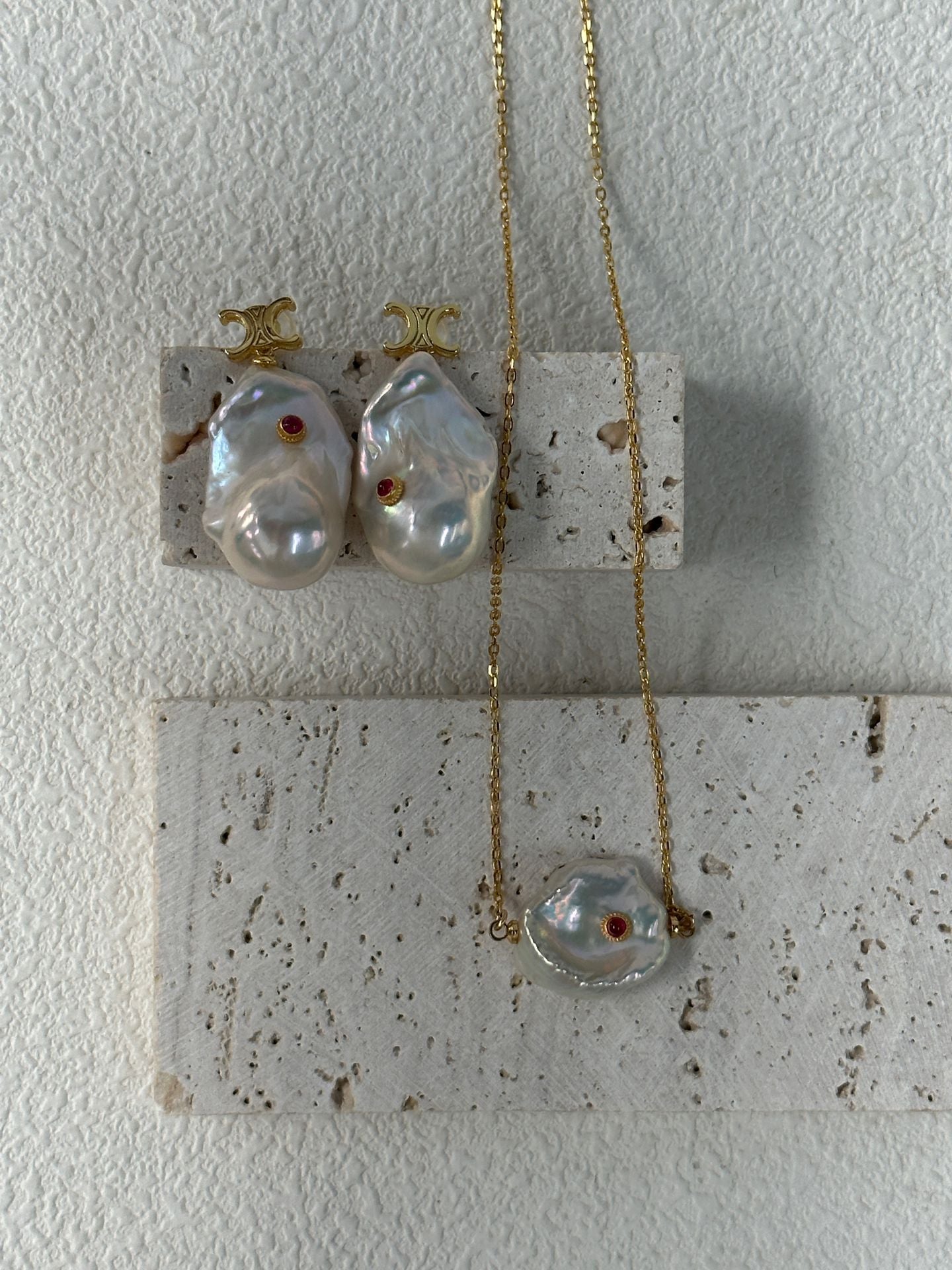Natural freshwater pearl ruby inlaid with petals Baroque pearl necklace