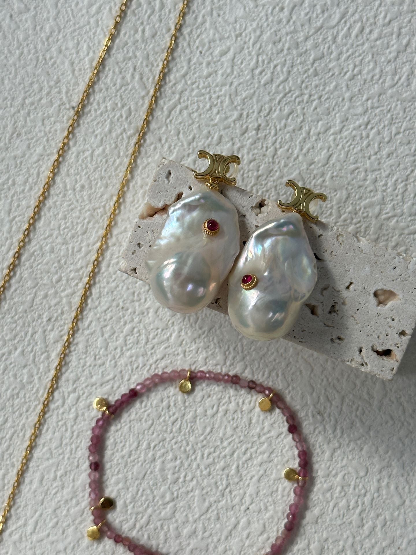 Natural freshwater pearl ruby inlaid with petals Baroque pearl necklace