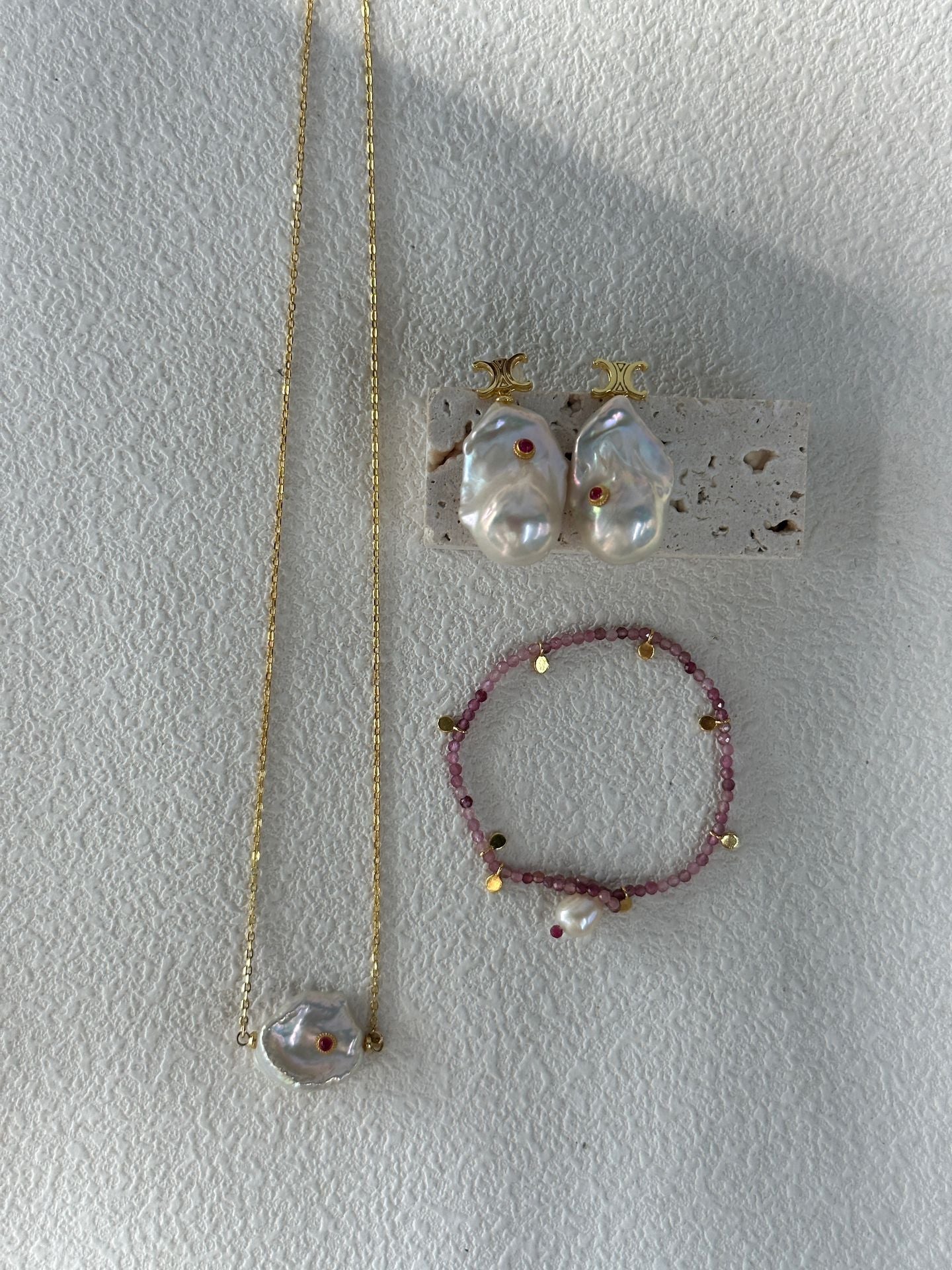 Natural freshwater pearl ruby inlaid with petals Baroque pearl necklace